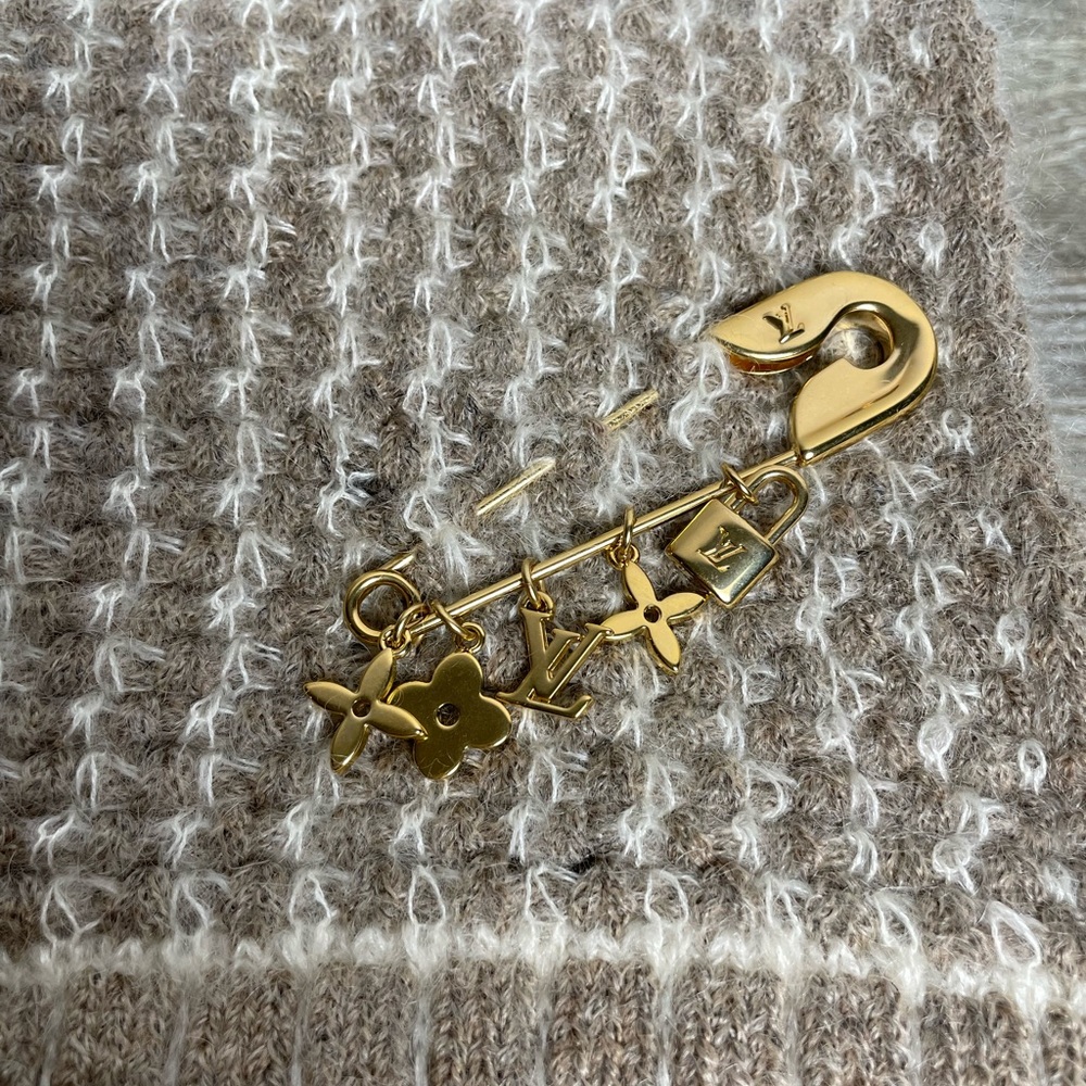 Beautiful knit Louis Vuitton scarf - Picture 2 of 3